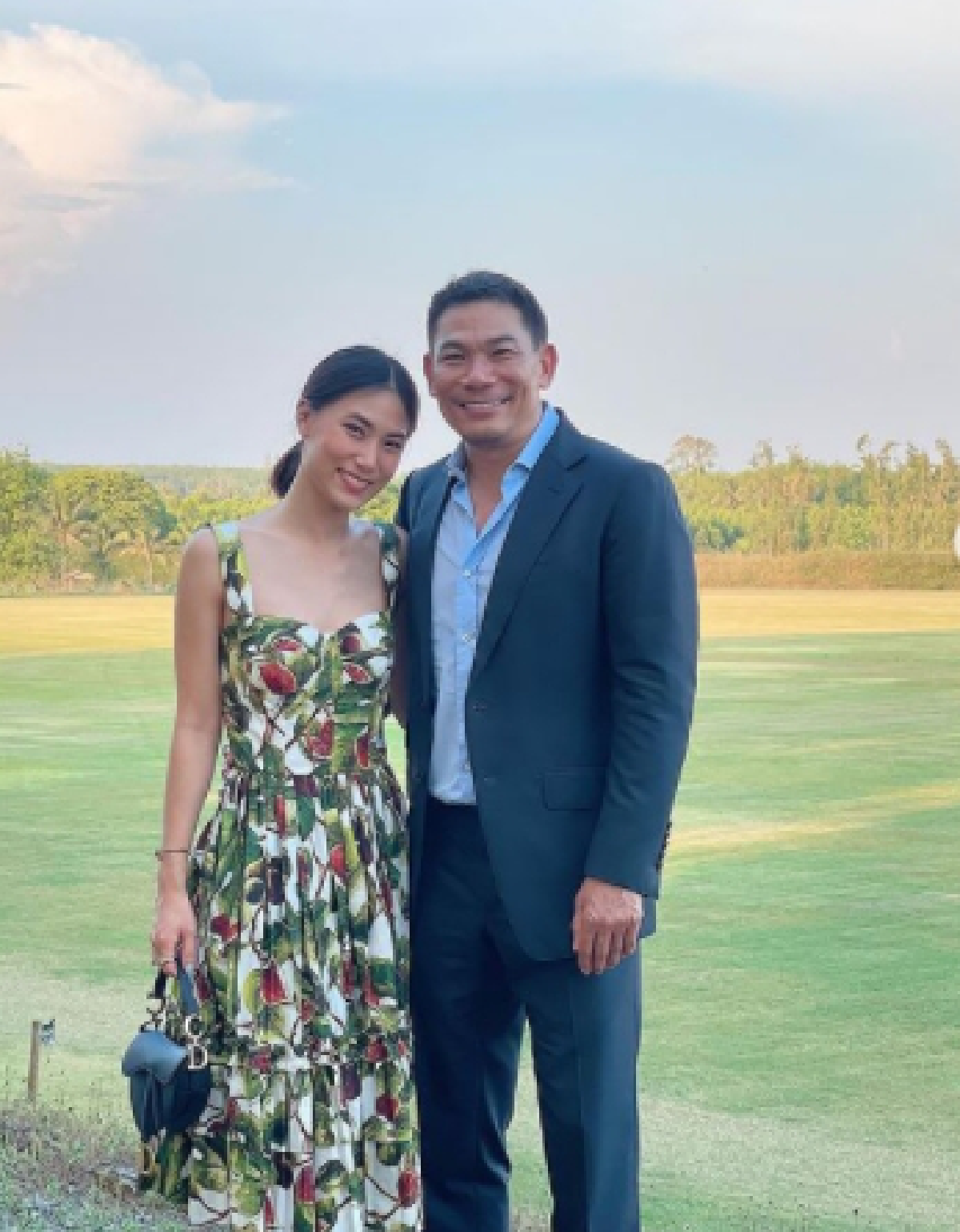 เพลง ชนม์ทิดา เผยภาพครอบครัวอบอุ่น พ่อเอ๋-แม่ตู่ เดินจับมือไปด้วยกัน