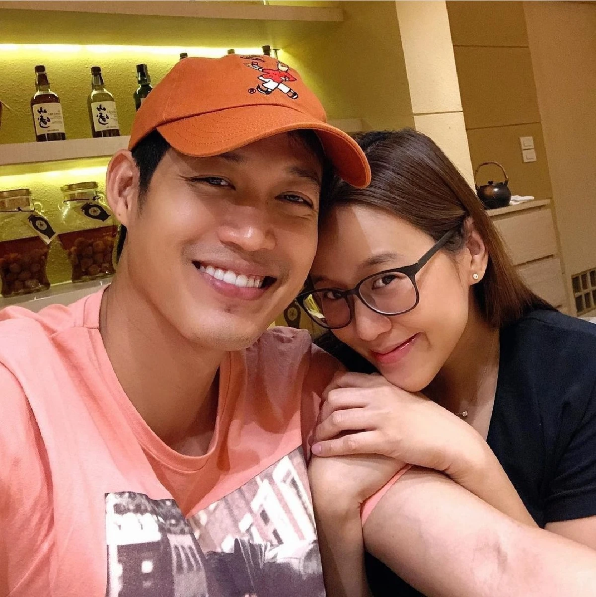 ตู่ ภพธร-นุช ปล่อยโฮกลางสนามบิน ส่งสามีไปทำตามฝันห่างครอบครัวนาน 4 เดือน 