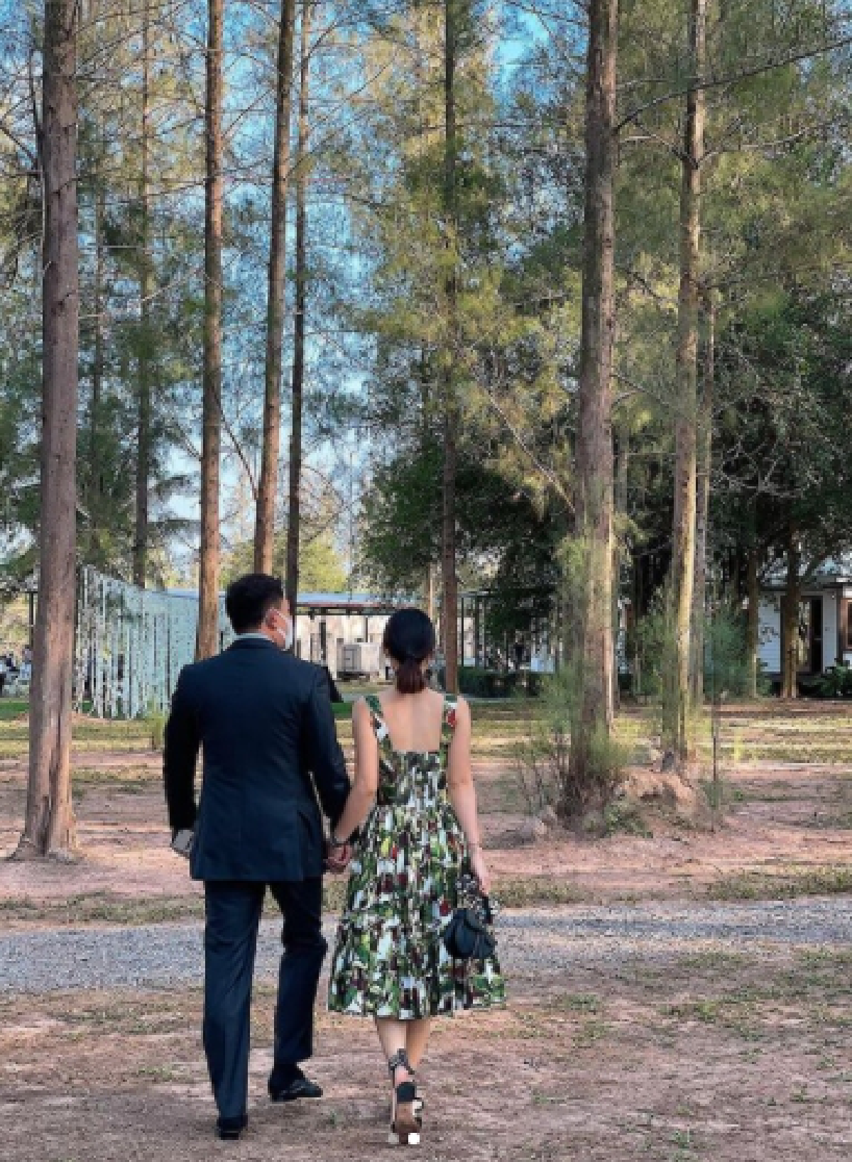 เพลง ชนม์ทิดา เผยภาพครอบครัวอบอุ่น พ่อเอ๋-แม่ตู่ เดินจับมือไปด้วยกัน