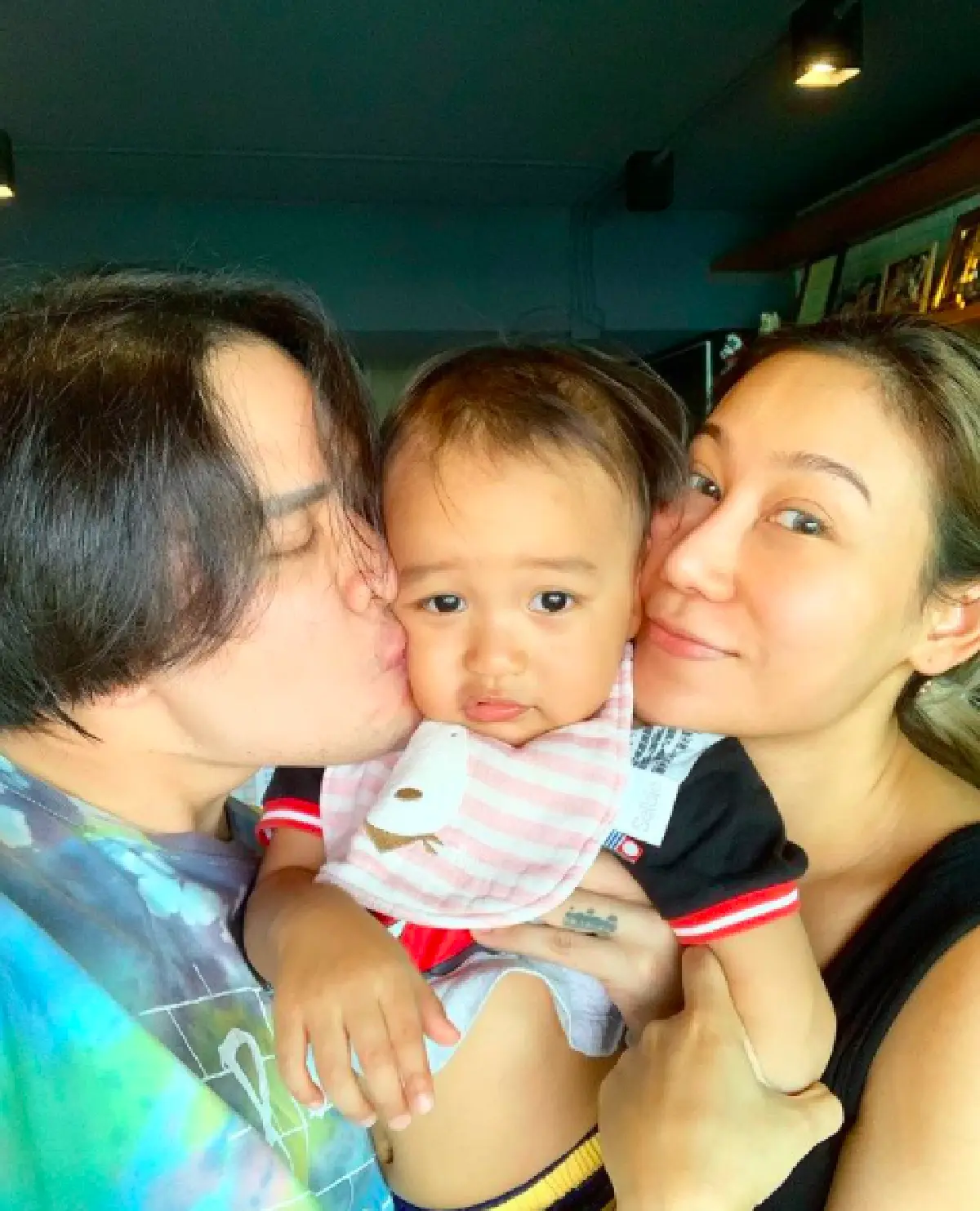 "แทค ภรัณยู" หวานต่อเนื่อง! จูบให้กำลังใจภรรยา พร้อมพร่ำถามว่ารักหรือเปล่า!?