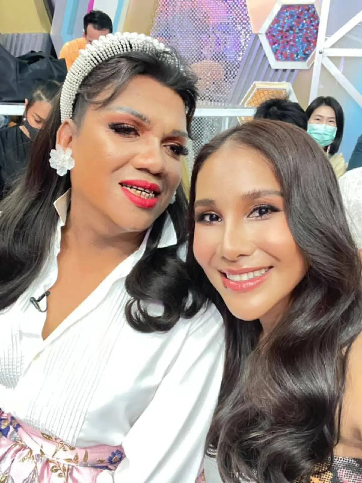 สวยความโป๊ะเป็นศูนย์! แม่หญิงลี-ลินดา เนรมิตลุคสุดปังโดย ป้อม วินิจ 