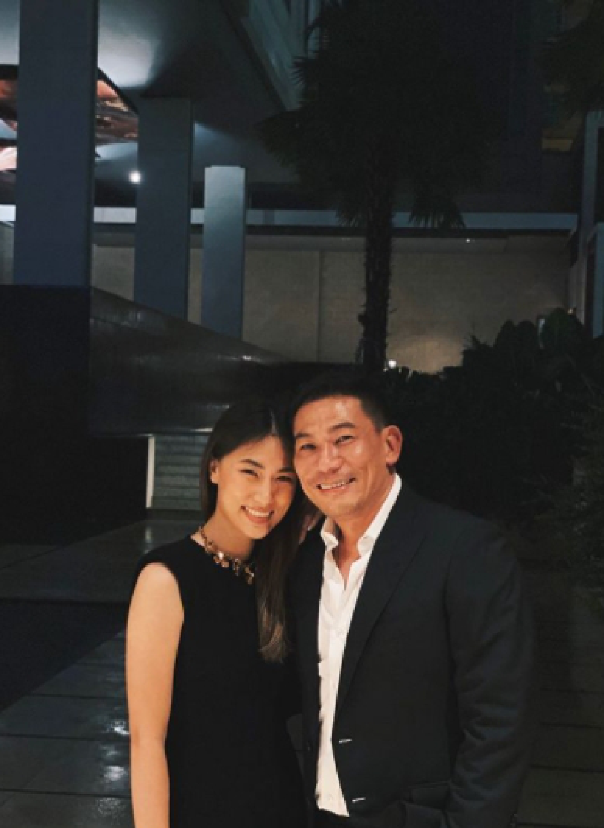 เพลง ชนม์ทิดา เผยภาพครอบครัวอบอุ่น พ่อเอ๋-แม่ตู่ เดินจับมือไปด้วยกัน