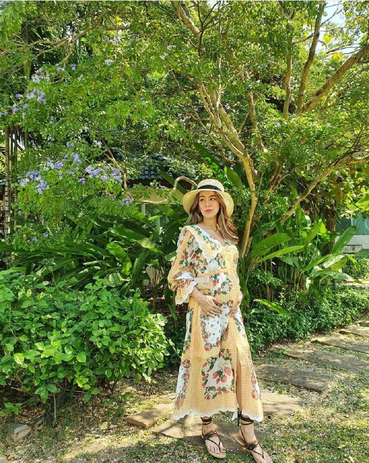 ว่าที่คุณแม่ ขนมจีน อวดท้องกลมโต โชว์เซ็กซี่ในชุดรัดรูป