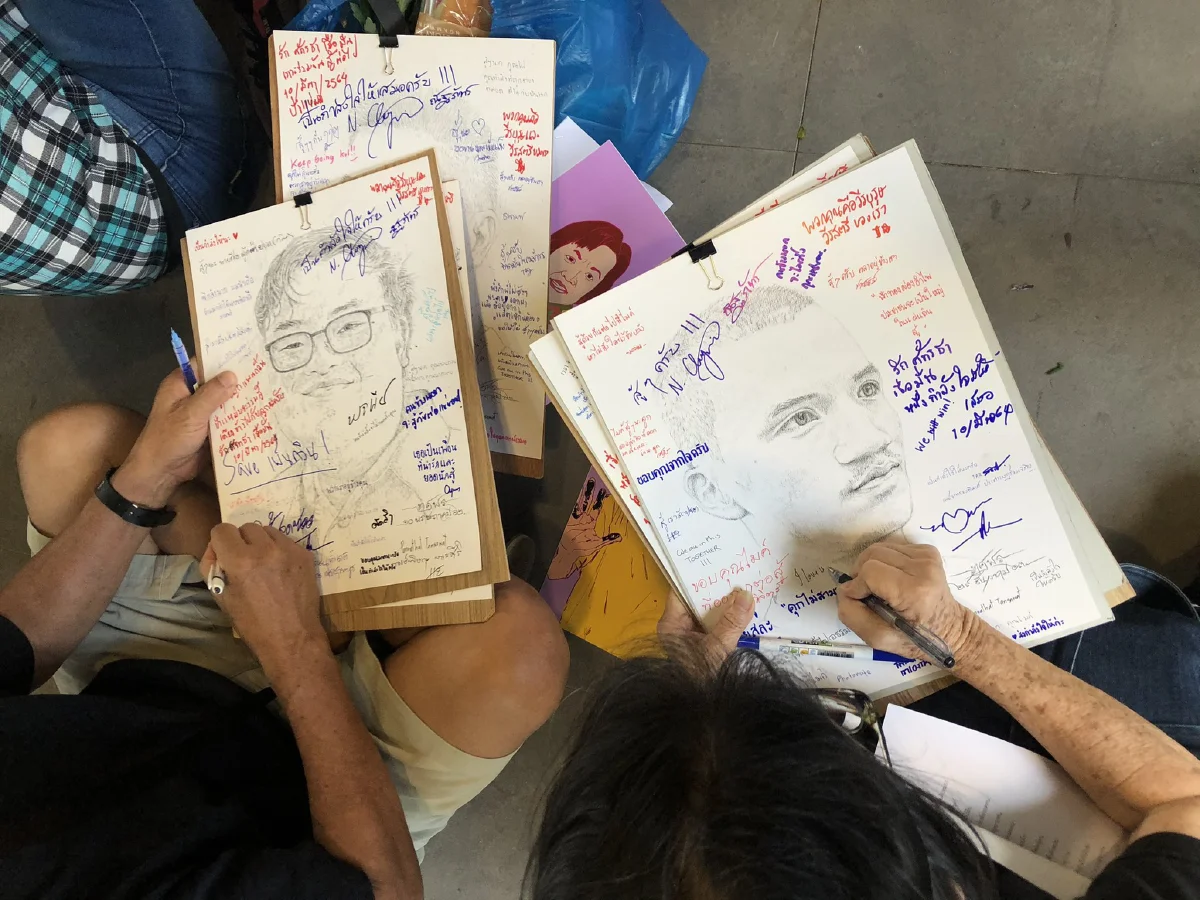 แน่นลานจักรพงษ์!! จุฬาฯอาลัยความยุติธรรมหลังศาลไม่ปล่อยตัวแกนนำราษฎร