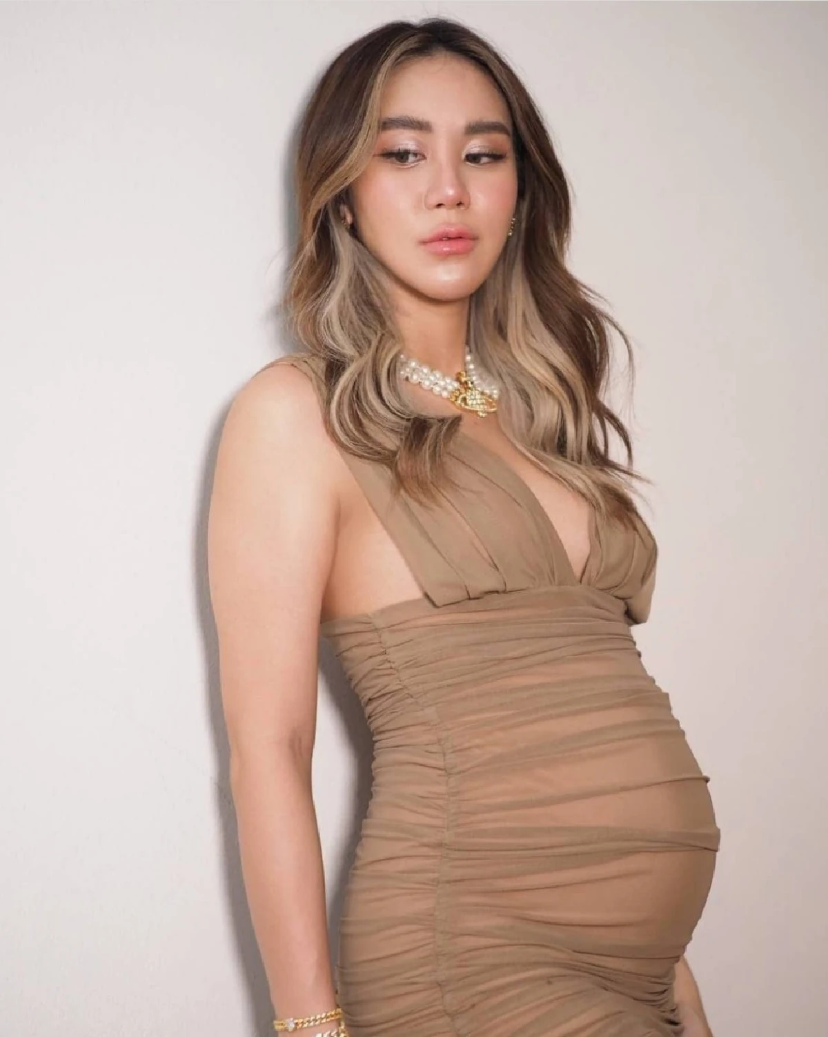 ว่าที่คุณแม่ ขนมจีน อวดท้องกลมโต โชว์เซ็กซี่ในชุดรัดรูป