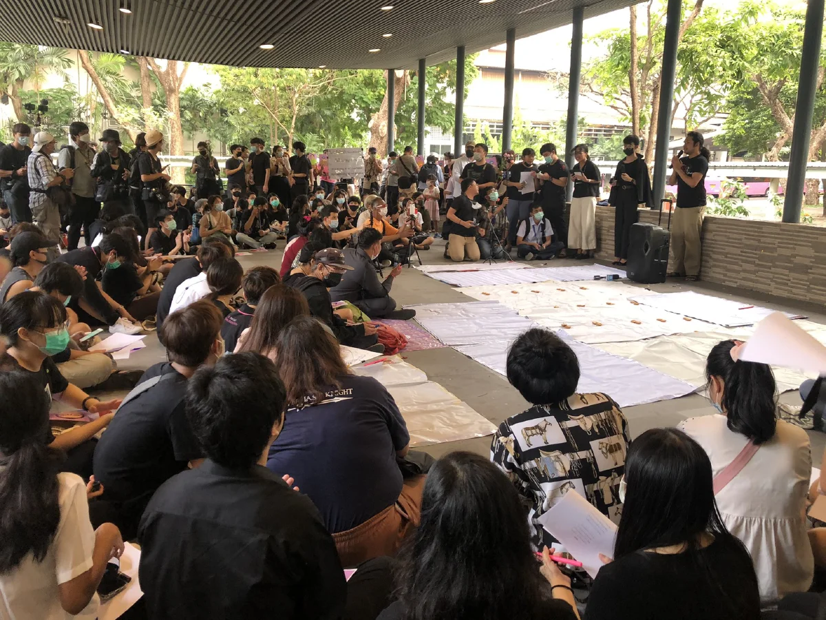 แน่นลานจักรพงษ์!! จุฬาฯอาลัยความยุติธรรมหลังศาลไม่ปล่อยตัวแกนนำราษฎร