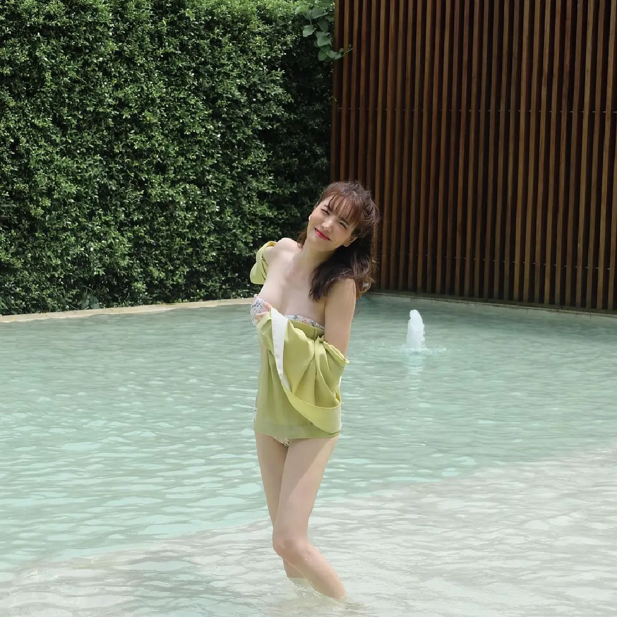 แกรนด์ เดอะสตาร์ จัดเต็มความเซ็กซี่ท้าแดด อวดผิวขาวจั๊วะกลางทะเล 