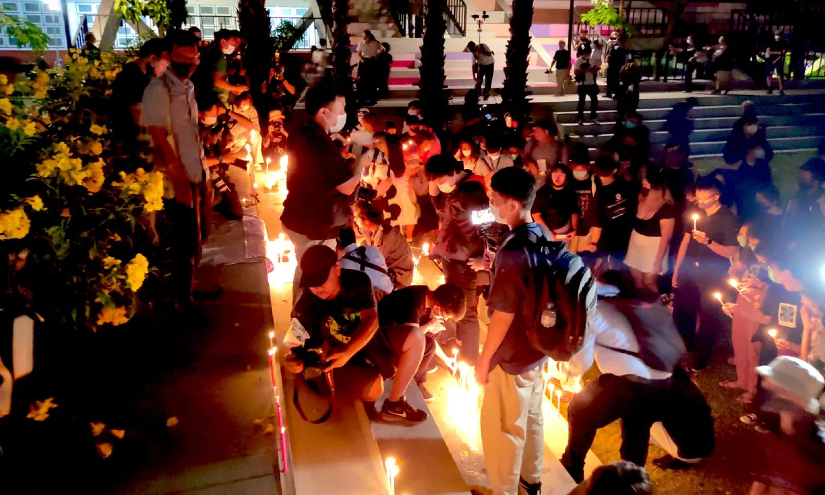 แน่นลานจักรพงษ์!! จุฬาฯอาลัยความยุติธรรมหลังศาลไม่ปล่อยตัวแกนนำราษฎร