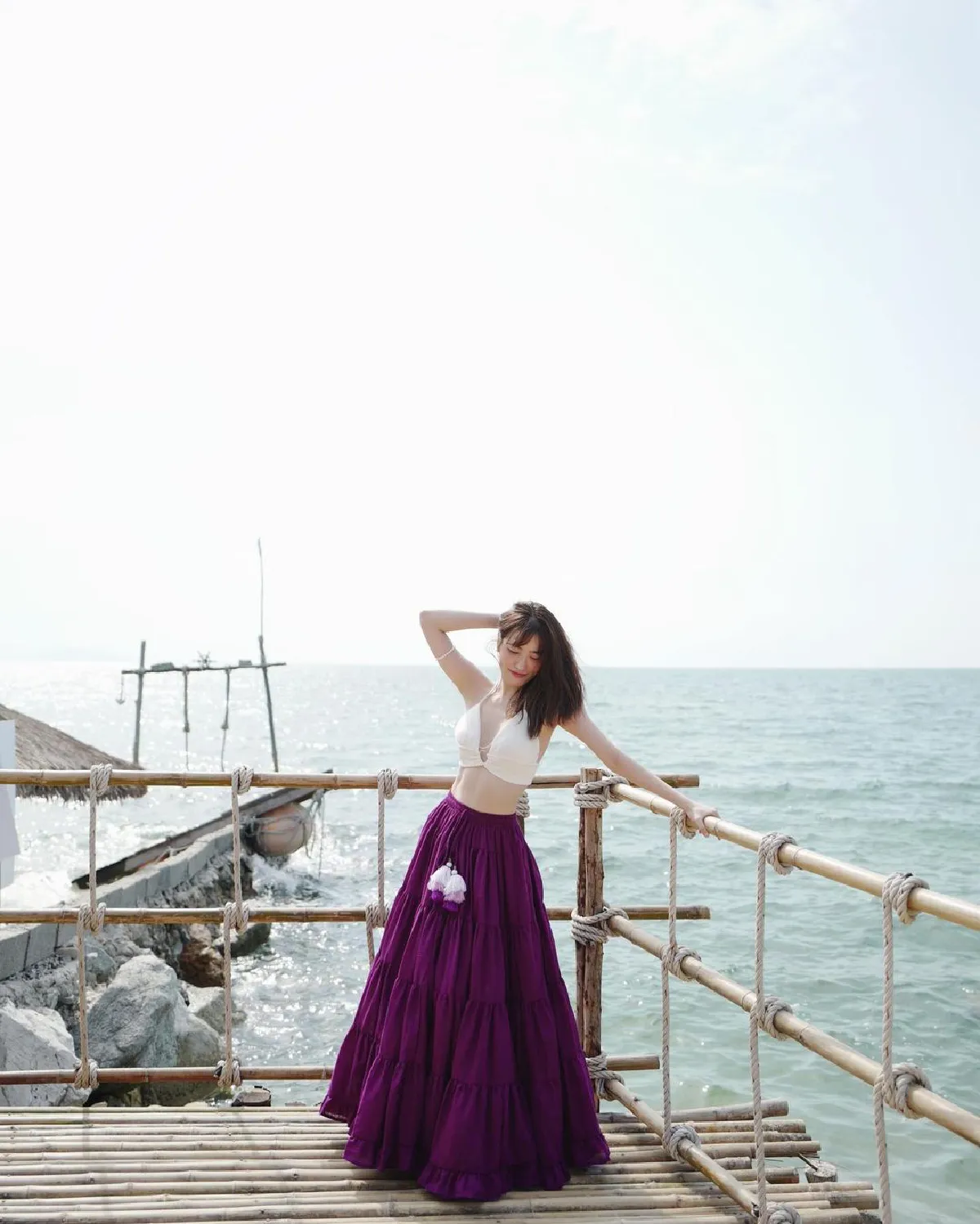 แกรนด์ เดอะสตาร์ จัดเต็มความเซ็กซี่ท้าแดด อวดผิวขาวจั๊วะกลางทะเล 