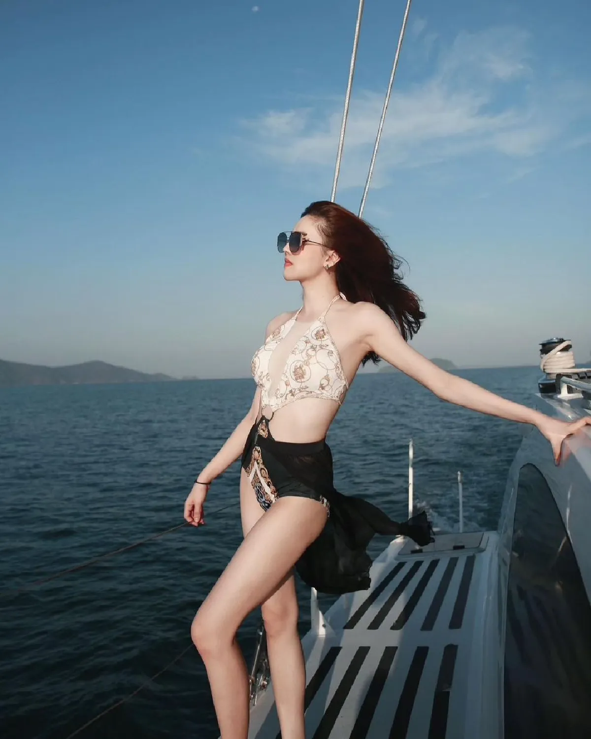 แกรนด์ เดอะสตาร์ จัดเต็มความเซ็กซี่ท้าแดด อวดผิวขาวจั๊วะกลางทะเล 