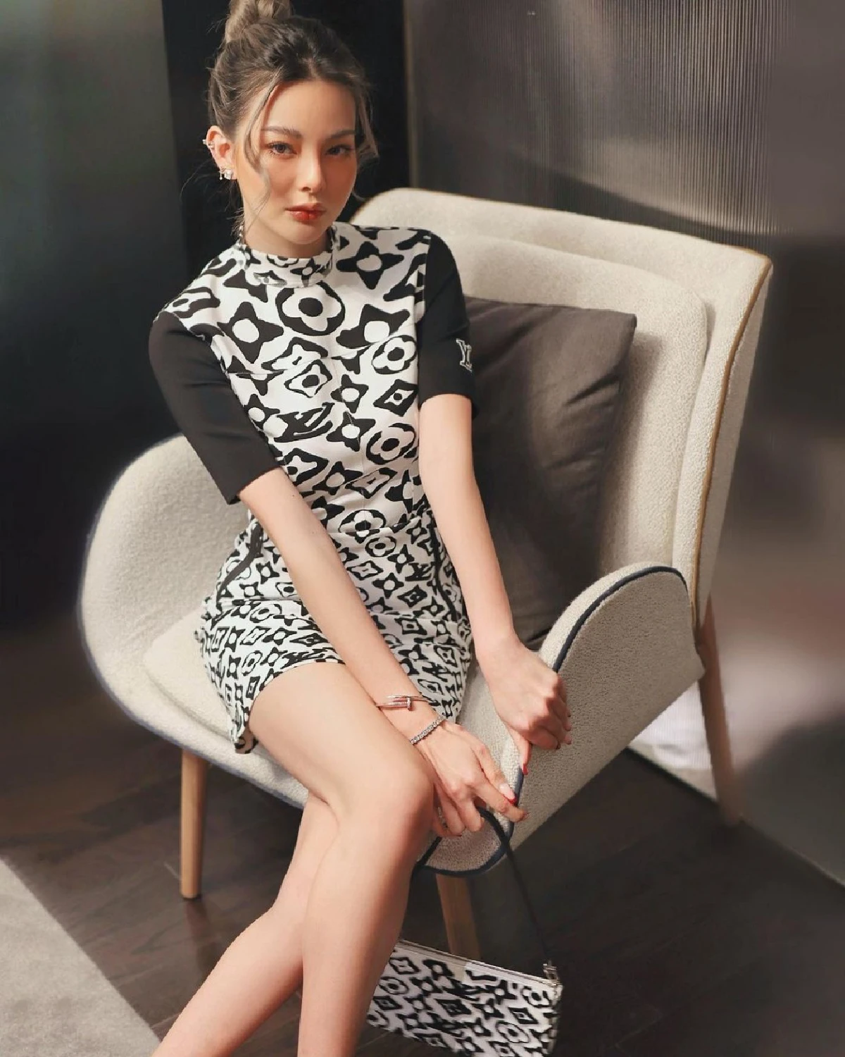 ดิว อริสรา เขินหนักมาก! แฟนหนุ่มเอาใจเต็มที่..ประคองอุ้มขึ้นรถ 