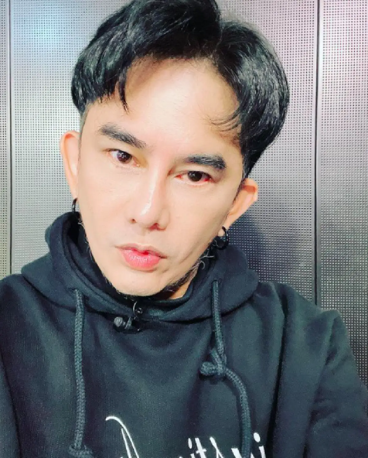 “พชร์ อานนท์” มอบเช็ค 5 หมื่นบาทให้ “พระมหาเทวีเจ้า” เพื่อไว้รักษาตาแม่ 