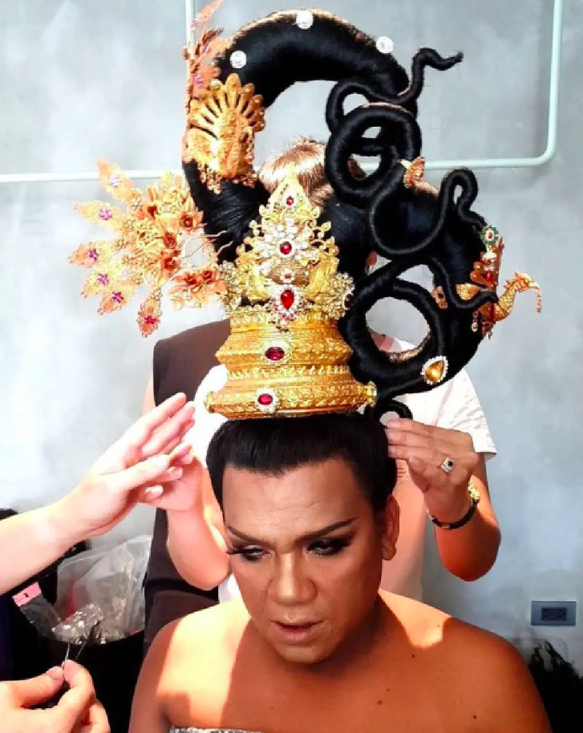 “พชร์ อานนท์” มอบเช็ค 5 หมื่นบาทให้ “พระมหาเทวีเจ้า” เพื่อไว้รักษาตาแม่ 