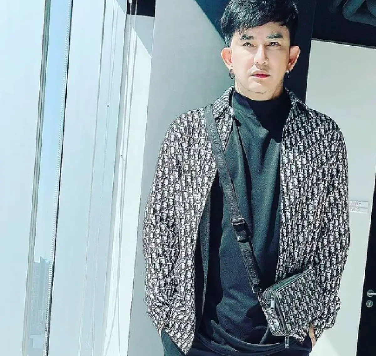 “พชร์ อานนท์” มอบเช็ค 5 หมื่นบาทให้ “พระมหาเทวีเจ้า” เพื่อไว้รักษาตาแม่ 