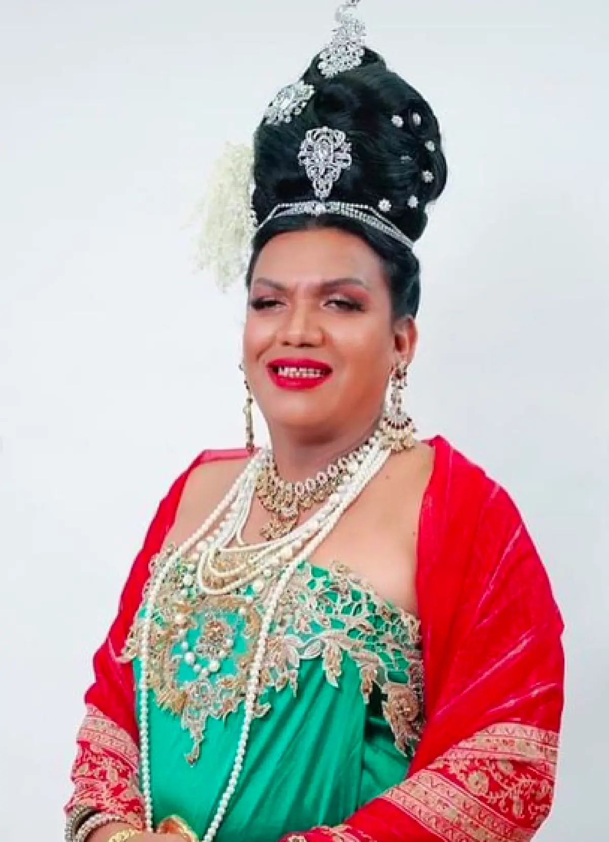 “พชร์ อานนท์” มอบเช็ค 5 หมื่นบาทให้ “พระมหาเทวีเจ้า” เพื่อไว้รักษาตาแม่ 