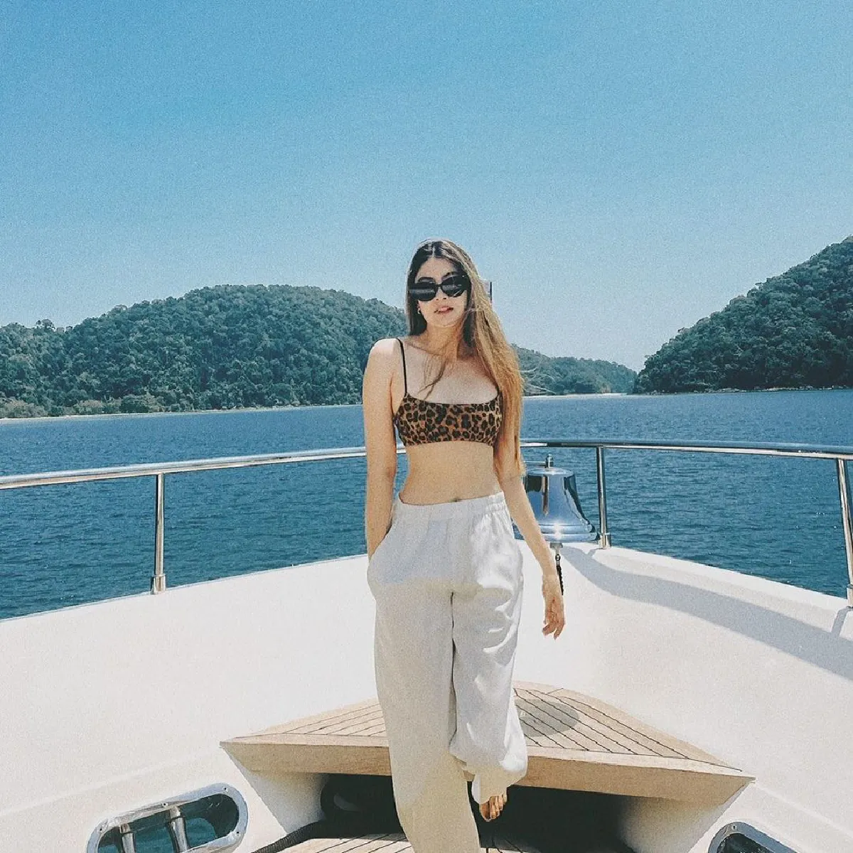 “มาร์กี้ ราศรี” แปลงร่างเป็นแม่เสือสาว เซลฟี่อวดความแซ่บกระแทกตา