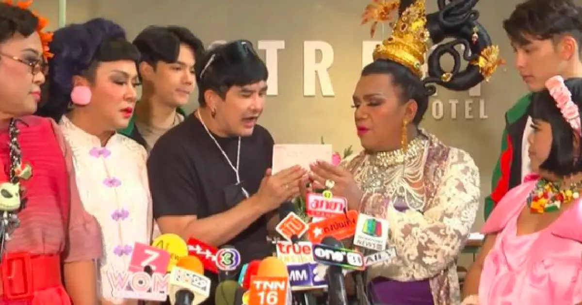 “พชร์ อานนท์” มอบเช็ค 5 หมื่นบาทให้ “พระมหาเทวีเจ้า” เพื่อไว้รักษาตาแม่ 