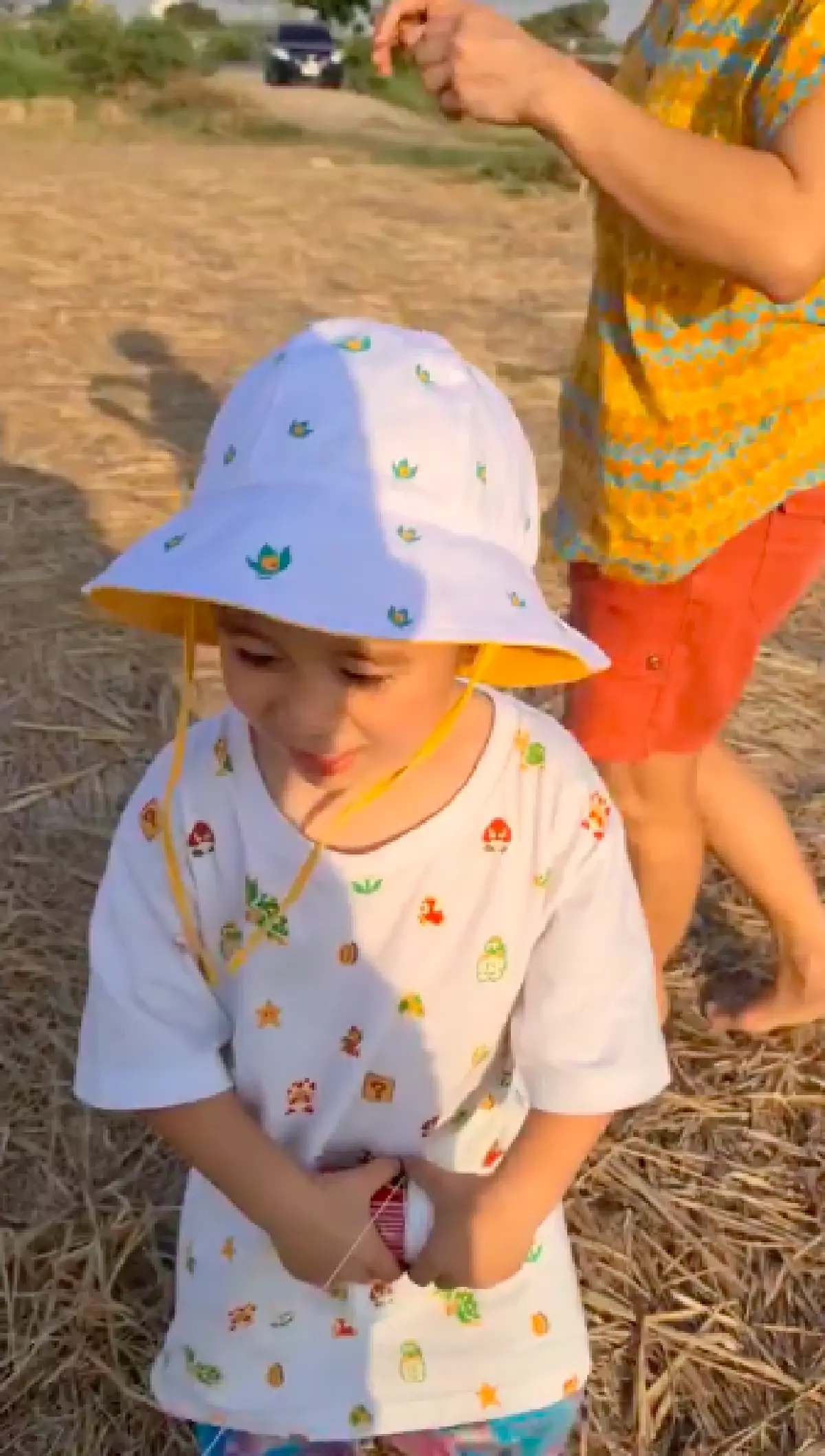 "ชมพู่" พา "สายฟ้า-พายุ" ตะลุยทุ่งนา เล่นว่าวกันอย่างสนุกสนาน