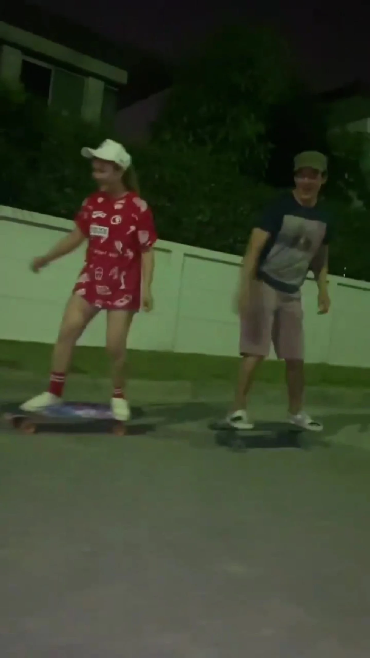 "แอน ภัทรทิรา" โชว์ลีลาเซิร์ฟสเก็ต เล่นพลิ้วจน "ชาคริต" ไม่หุบยิ้มเลย