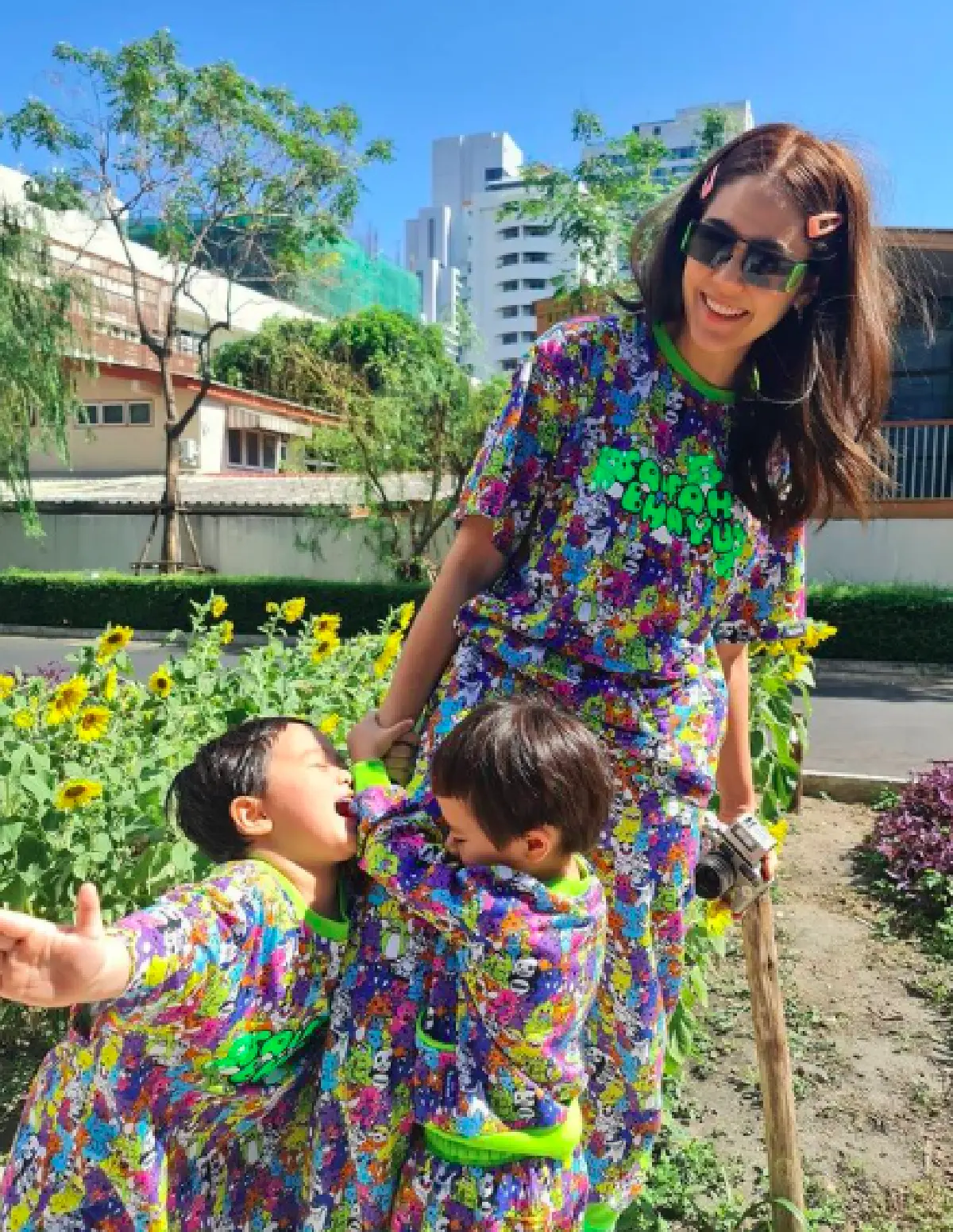 "ชมพู่" พา "สายฟ้า-พายุ" ตะลุยทุ่งนา เล่นว่าวกันอย่างสนุกสนาน