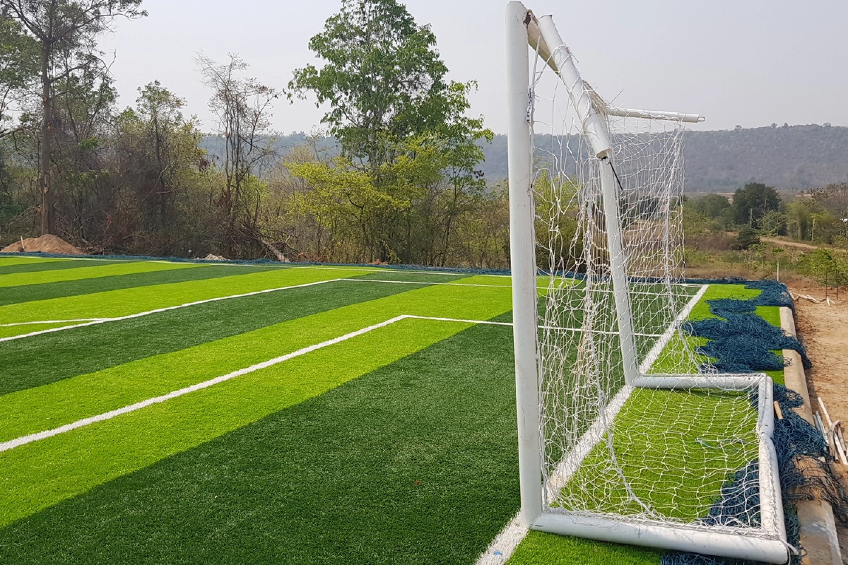 สอบสนามฟุตบอลหญ้าเทียมพังทั้งที่เพิ่งตรวจรับงานได้เดือนเศษ