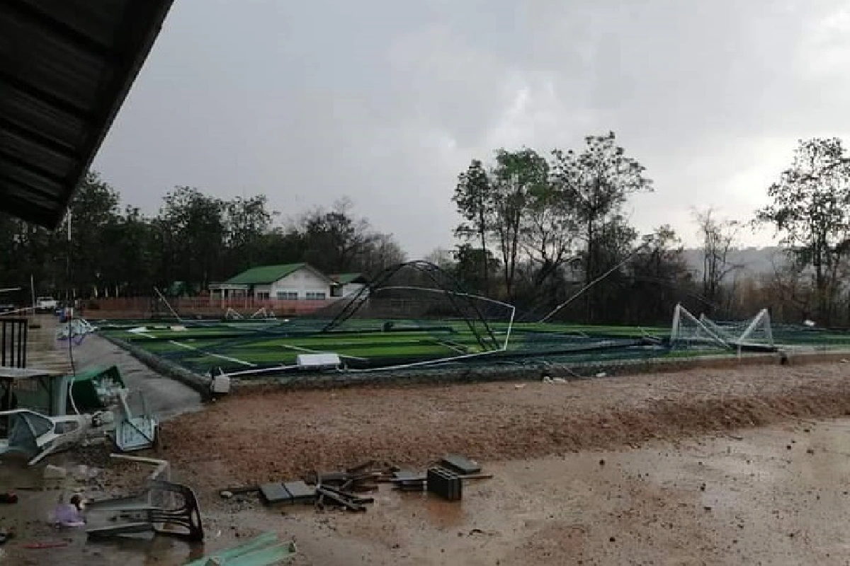 สอบสนามฟุตบอลหญ้าเทียมพังทั้งที่เพิ่งตรวจรับงานได้เดือนเศษ