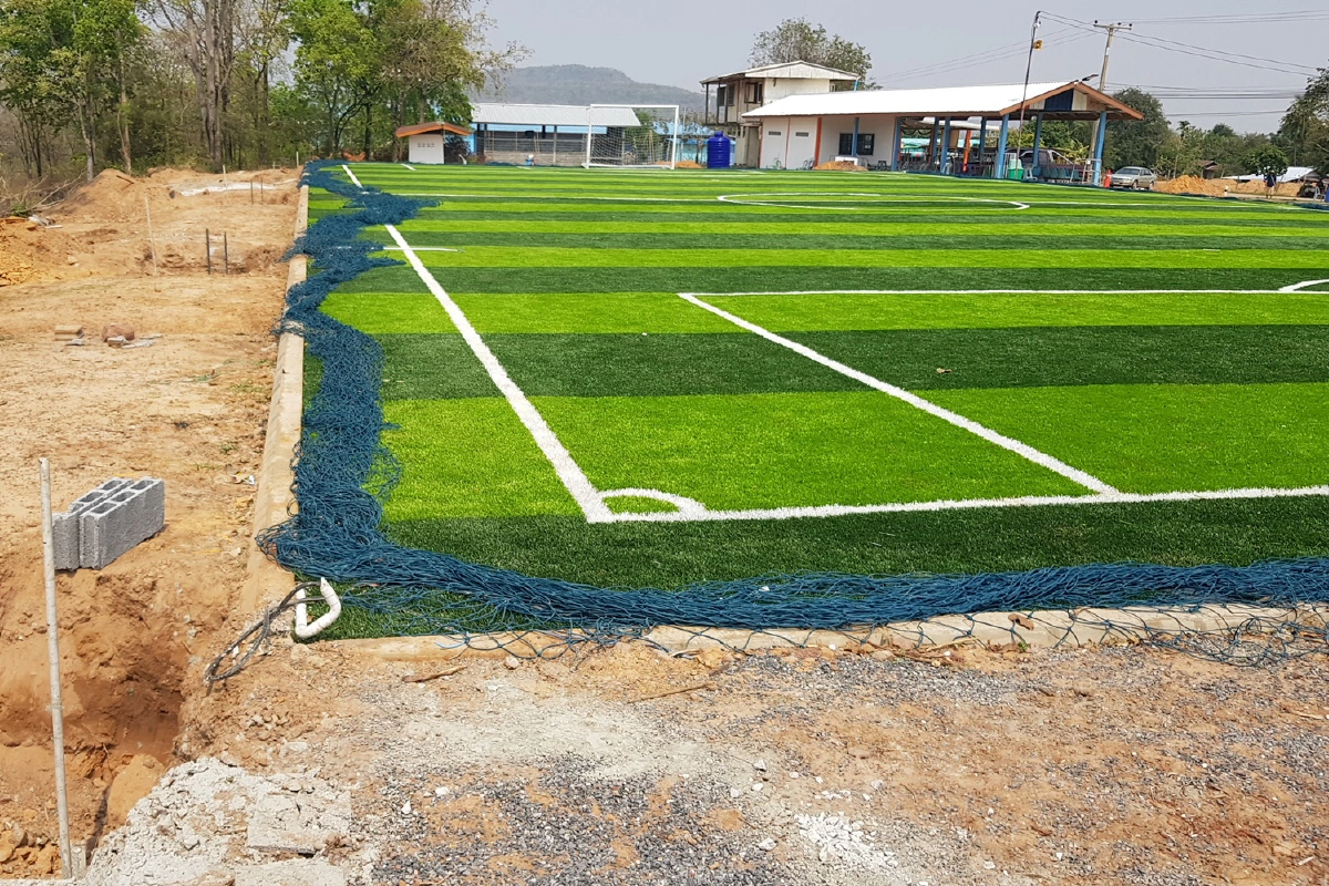 สอบสนามฟุตบอลหญ้าเทียมพังทั้งที่เพิ่งตรวจรับงานได้เดือนเศษ