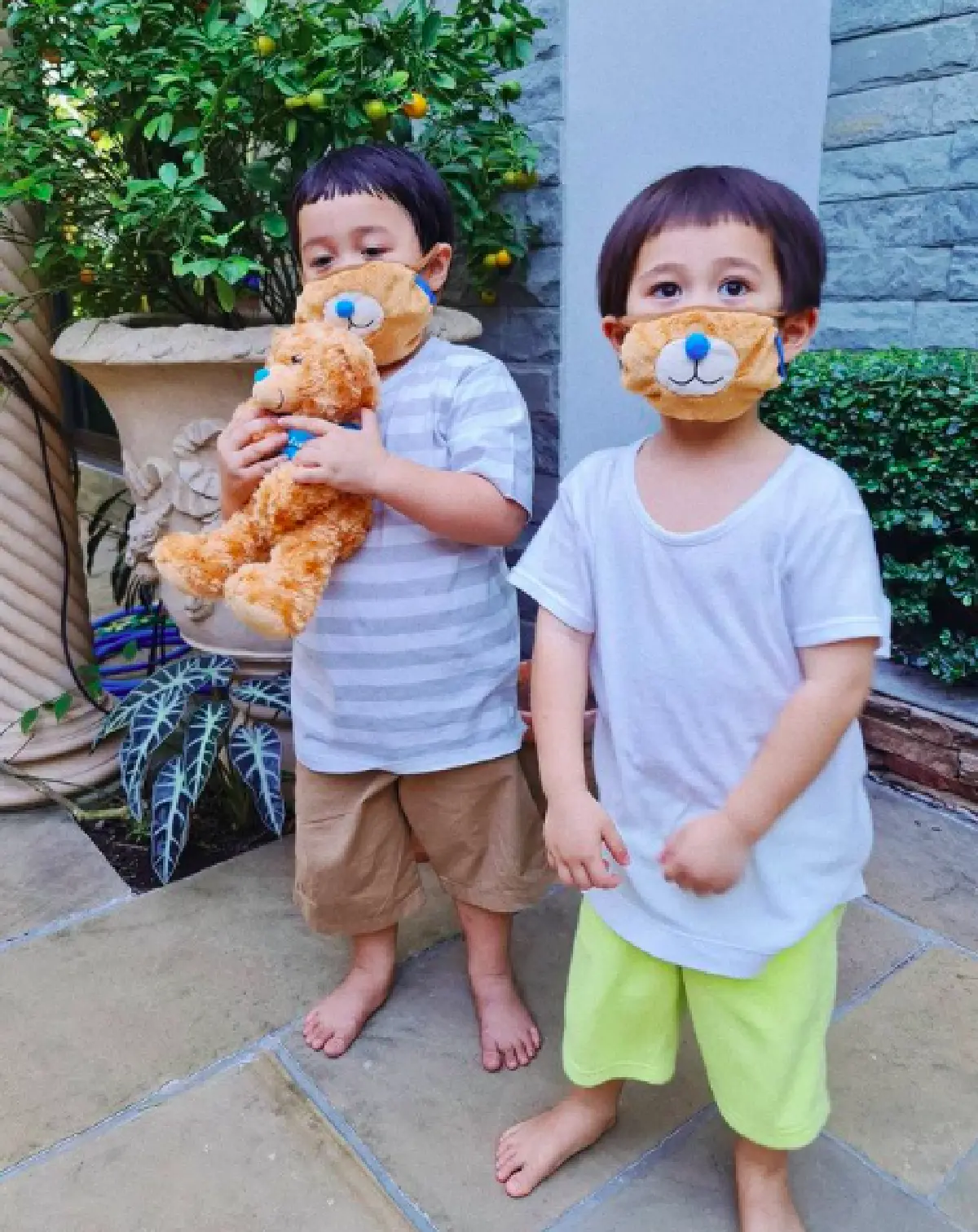 "ชมพู่" พา "สายฟ้า-พายุ" ตะลุยทุ่งนา เล่นว่าวกันอย่างสนุกสนาน