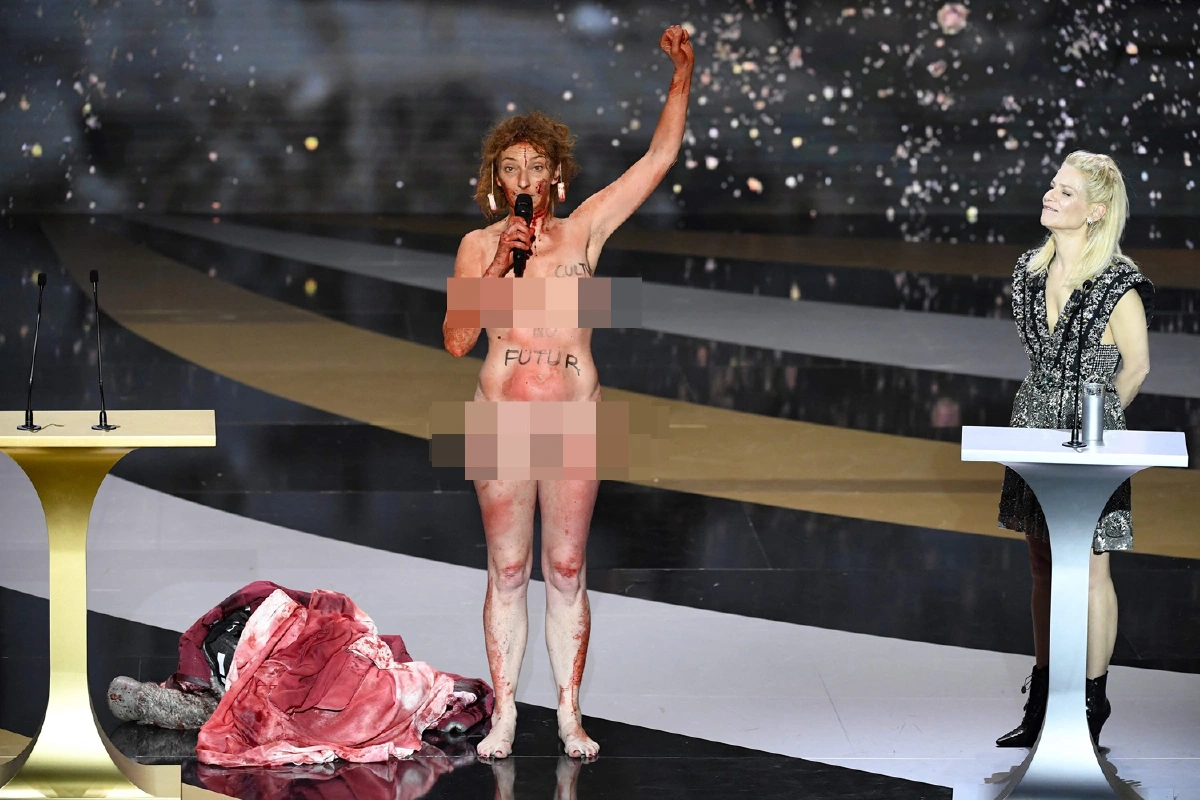 เปลือยกลางเวทีแจกรางวัล ประท้วงมาตรการโควิด