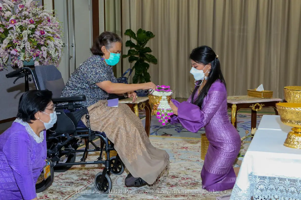 เจ้าฟ้าสิริวัณณวรีฯเข้าเฝ้าฯกรมสมเด็จพระเทพฯถวายหนังสือที่ทรงเป็นบก.