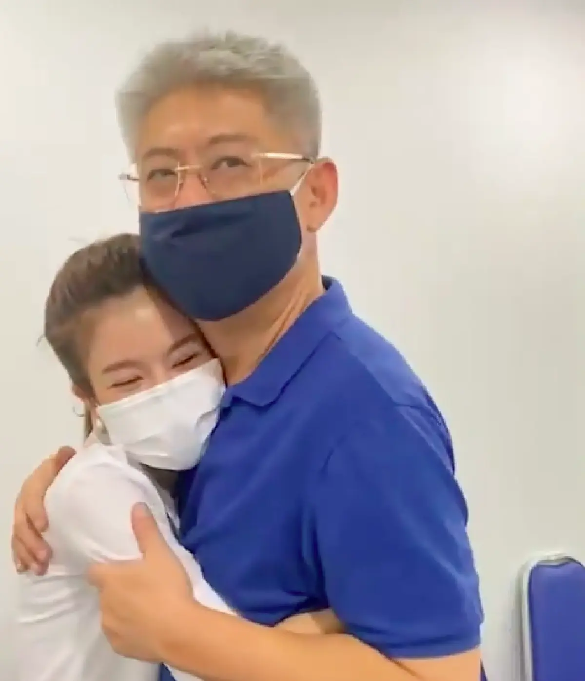 วันนี้ที่รอคอย! “ไบรท์” ปล่อยโฮ โผเข้ากอด “สรยุทธ” หลังพ้นเรือนจำ 