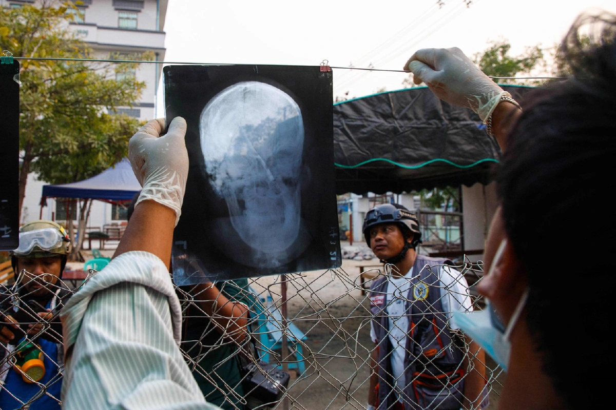 ภาพสะเทือนใจ ผู้ประท้วงถือโล่บังกระสุนข้างร่างสหายที่ถูกยิง