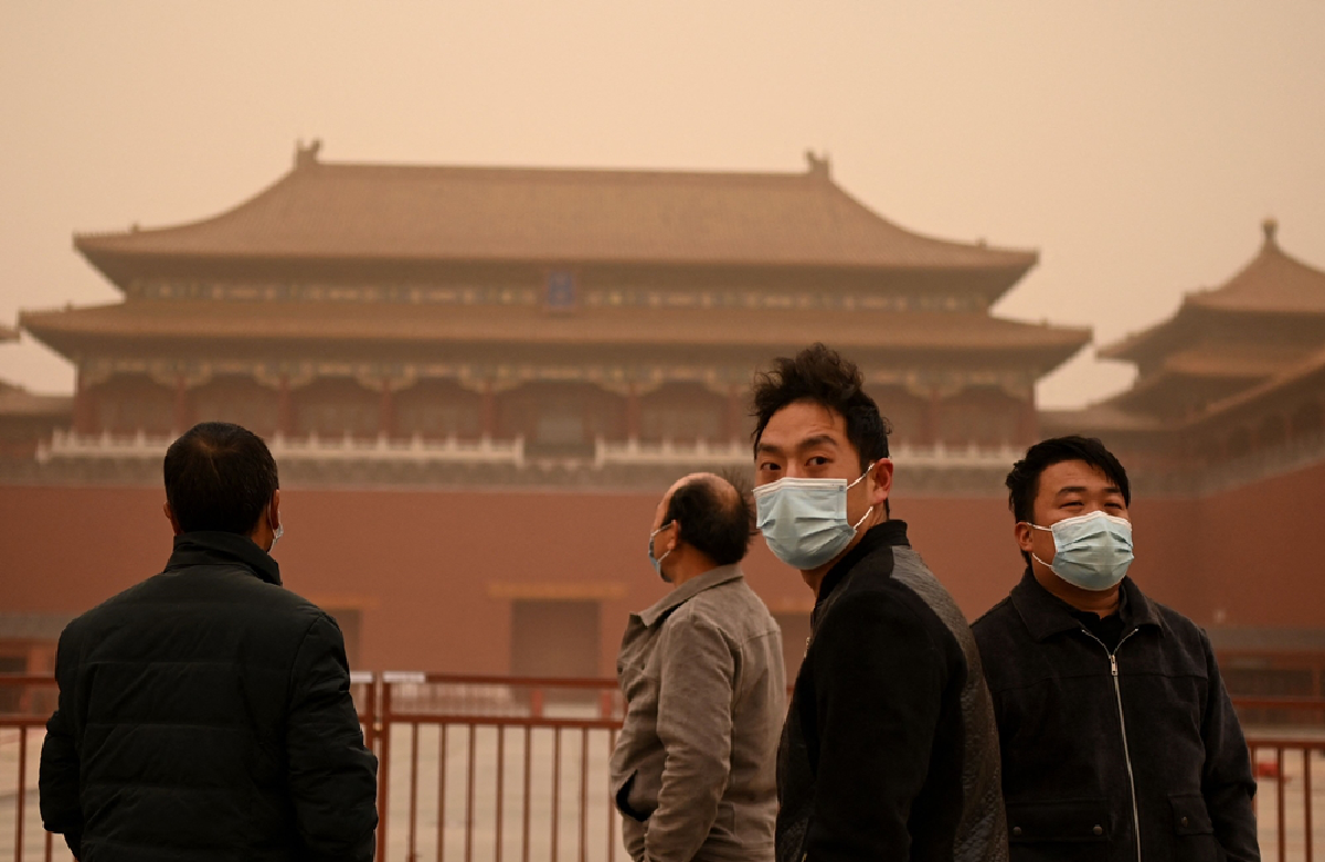 เหลืองทั้งฟ้า ปักกิ่งเจอพายุทรายใหญ่สุดในรอบทศวรรษ 