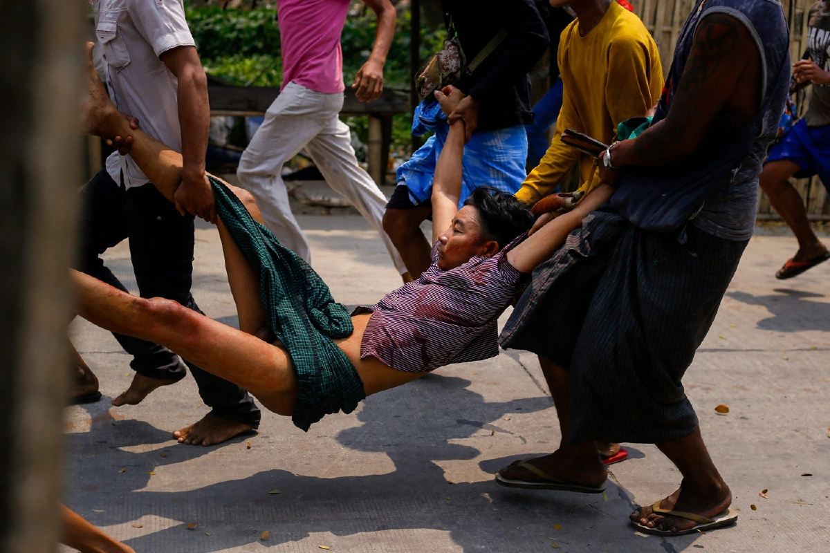 ภาพสะเทือนใจ ผู้ประท้วงถือโล่บังกระสุนข้างร่างสหายที่ถูกยิง