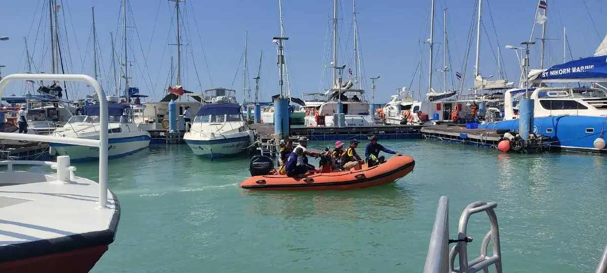 ทหารเรือส่งโดรนบินไล่ล่าจระเข้บริเวณท่าเทียบเรืออ่าวฉลอง