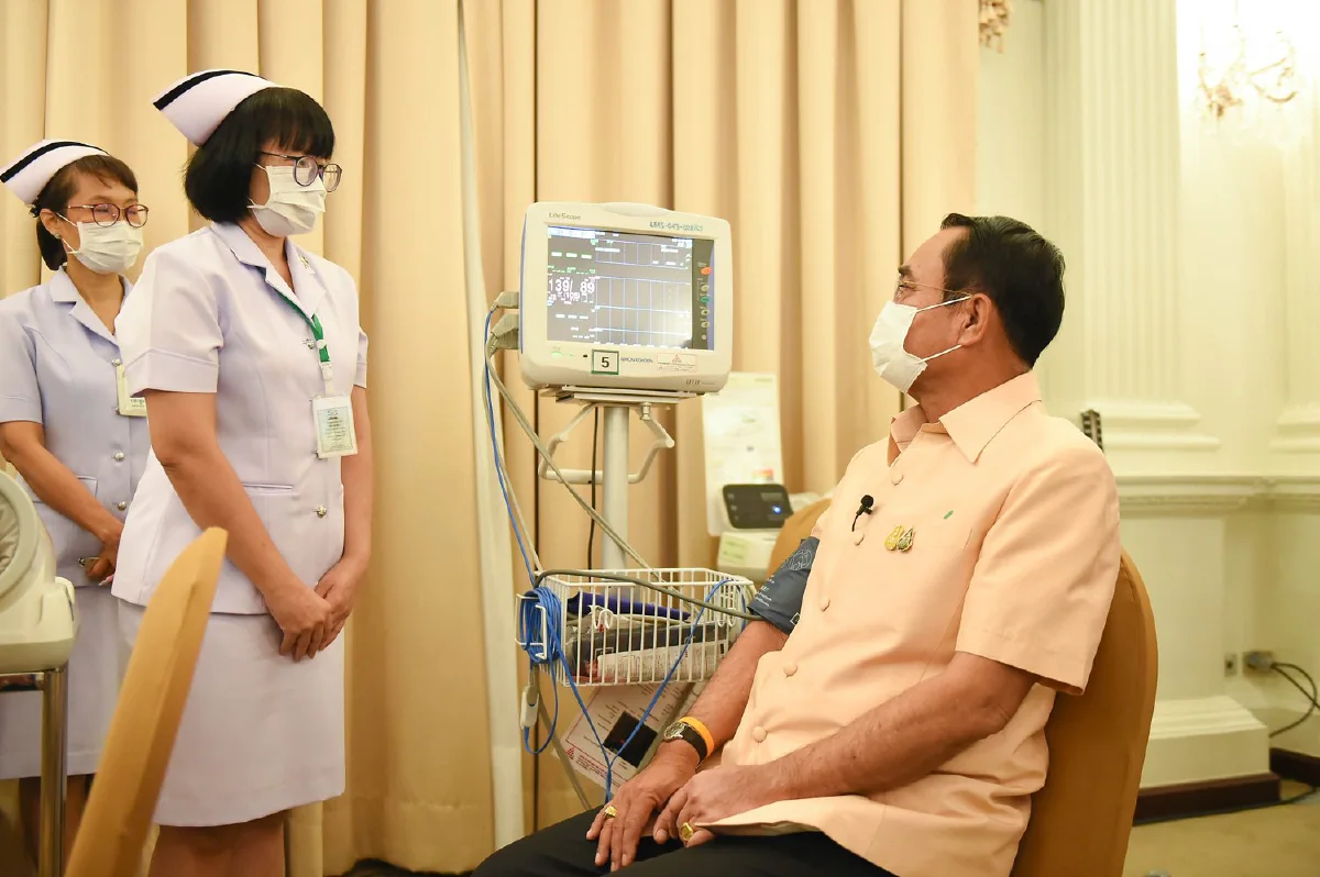 ภาพชุด "ประยุทธ์" นำครม.ฉีดวัคซีนป้องกันโควิด