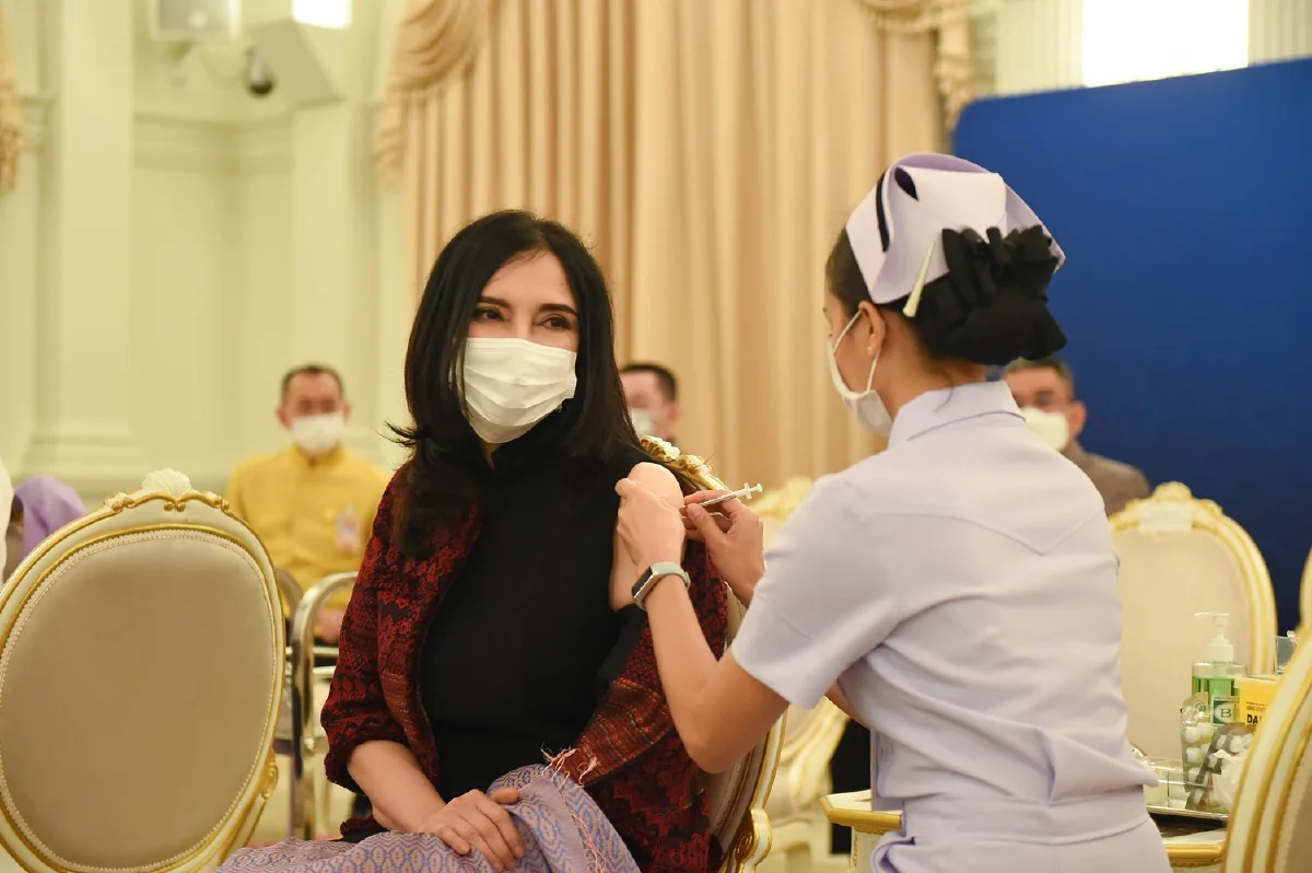 ภาพชุด "ประยุทธ์" นำครม.ฉีดวัคซีนป้องกันโควิด