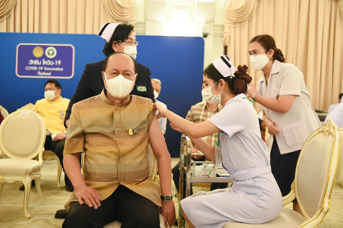 ภาพชุด "ประยุทธ์" นำครม.ฉีดวัคซีนป้องกันโควิด