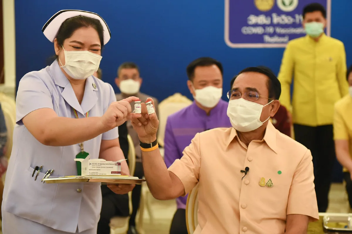 ภาพชุด "ประยุทธ์" นำครม.ฉีดวัคซีนป้องกันโควิด