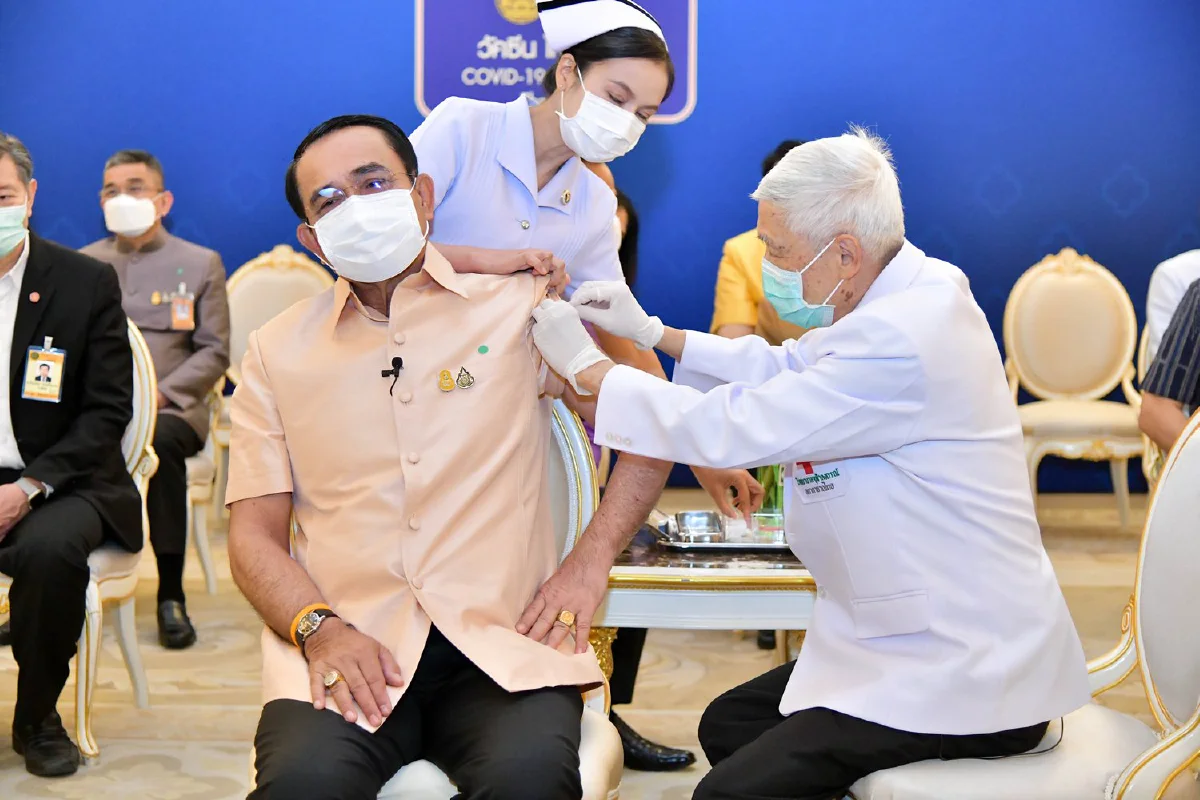 ภาพชุด "ประยุทธ์" นำครม.ฉีดวัคซีนป้องกันโควิด