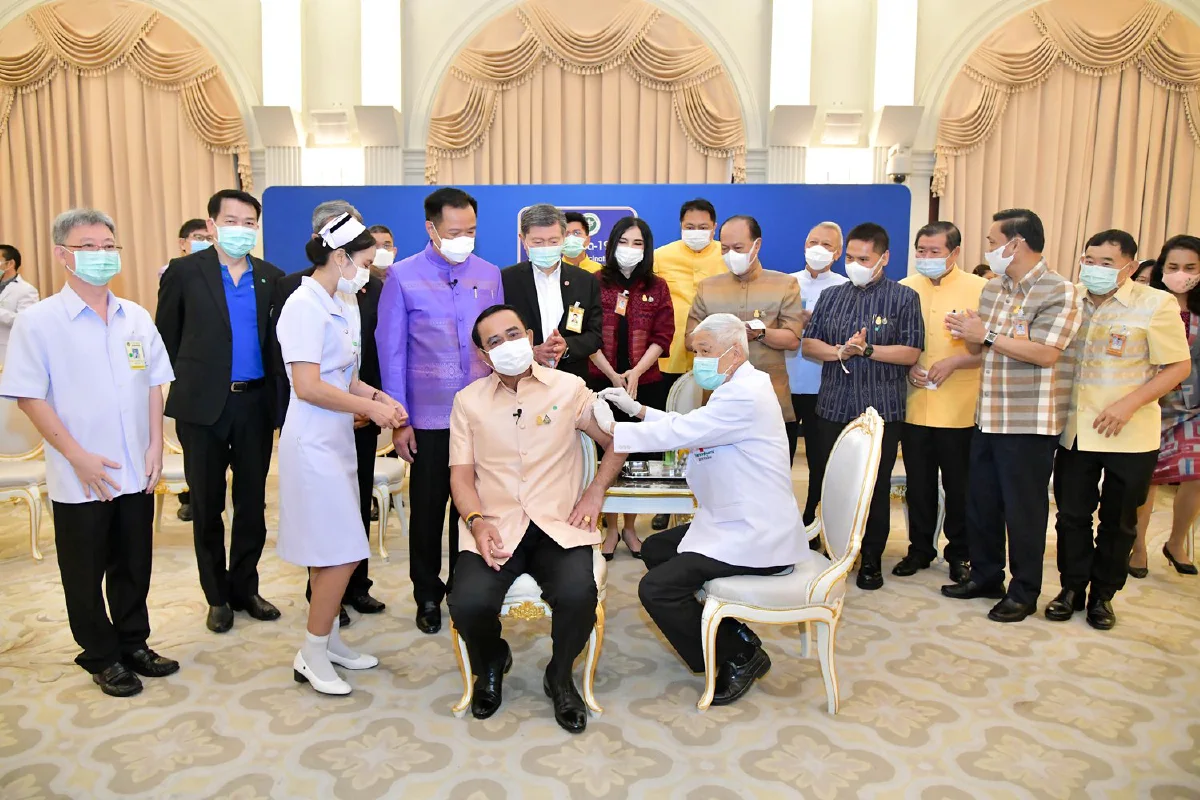 ภาพชุด "ประยุทธ์" นำครม.ฉีดวัคซีนป้องกันโควิด