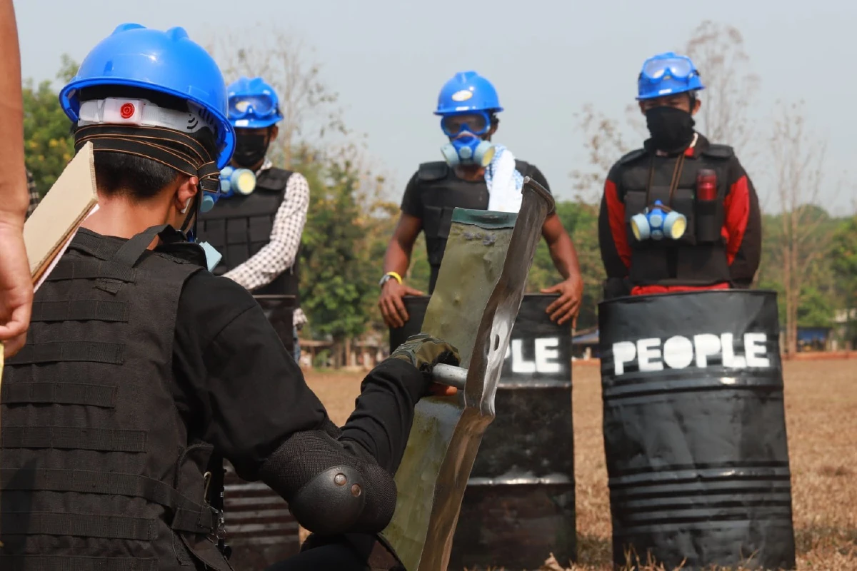 ส่องอุปกรณ์ป้องกันสลายม็อบชาวเมียนมาเมืองพญาตองซู 