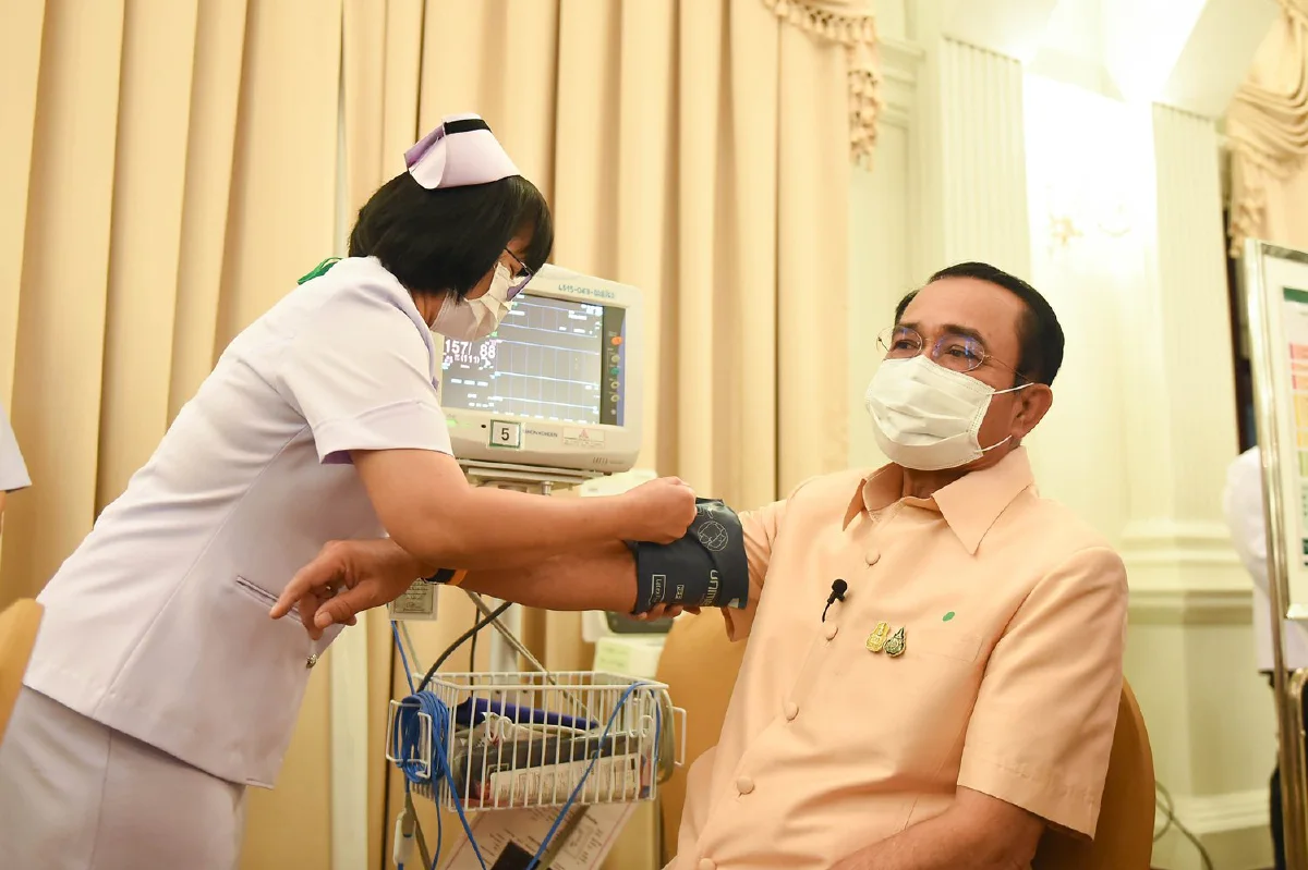 ภาพชุด "ประยุทธ์" นำครม.ฉีดวัคซีนป้องกันโควิด