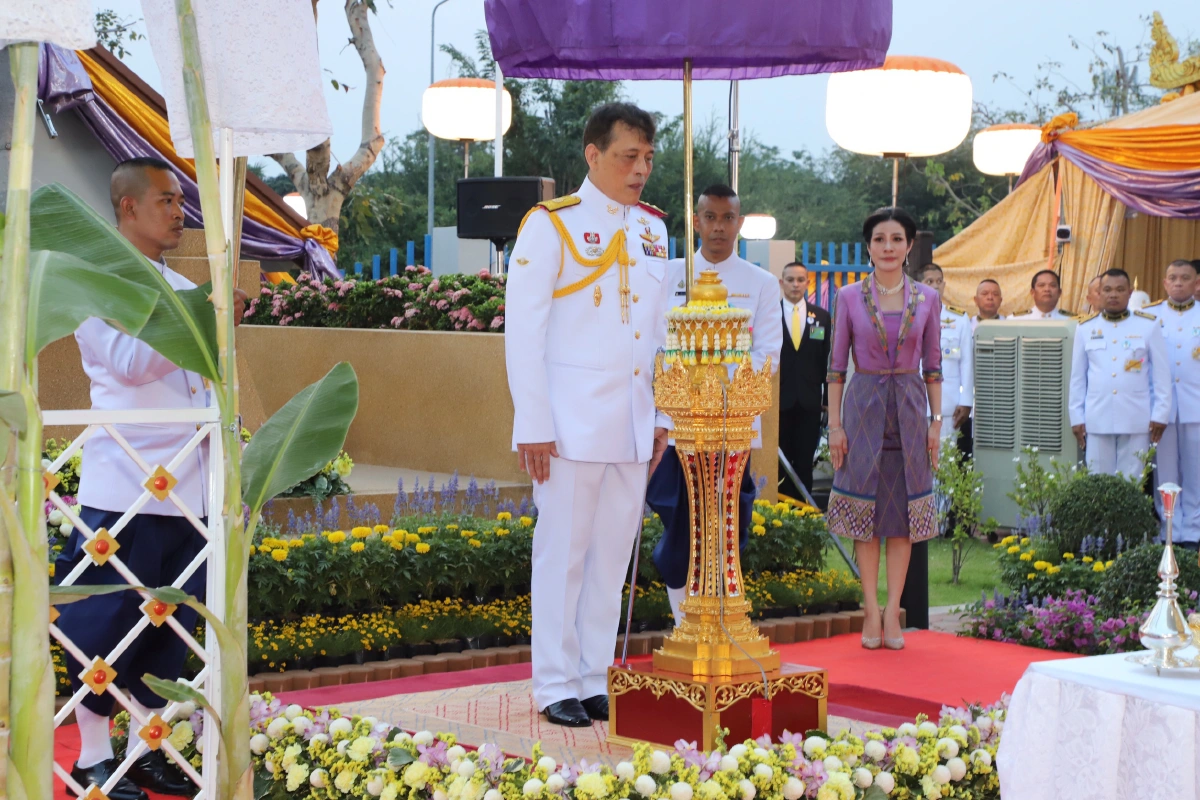 ในหลวงเสด็จฯเปิดอาคารที่ทำการศาลเยาวชนและครอบครัวจังหวัดสุพรรณบุรี