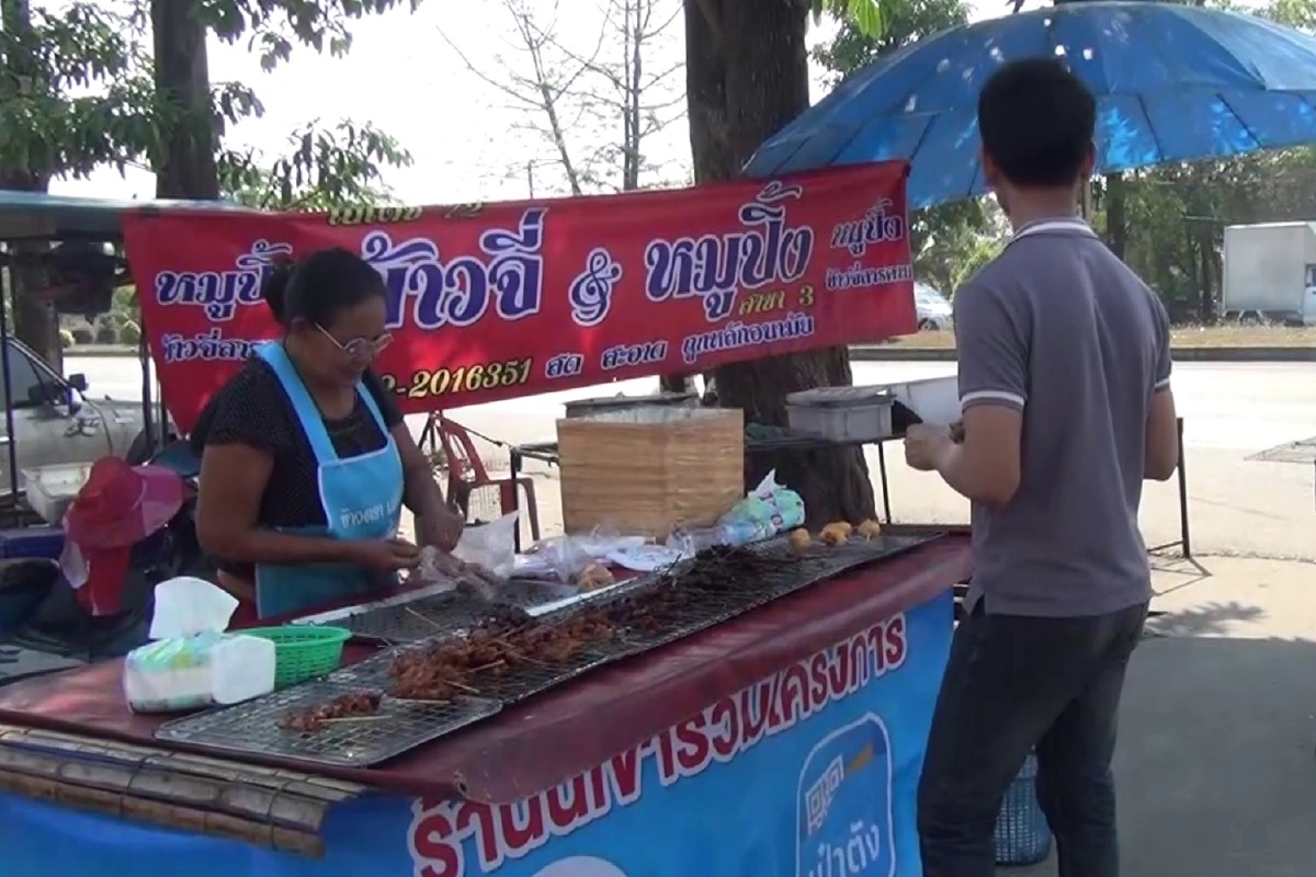 โจรสวมสูทหลอกเอาเงินทอนร้านข้าวเหนียวหมูปิ้ง 