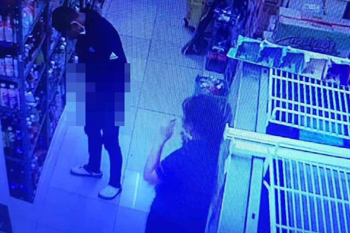 หนุ่มหื่นตระเวนสไลด์หนอนโชว์ตามหลังร้านสะดวกซื้อ