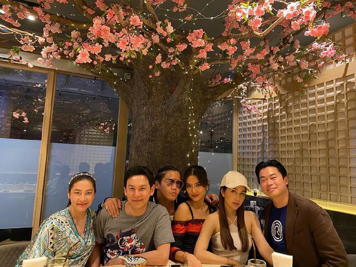 วุ้นเส้น วิริฒิพา ควงแฟนหนุ่มดินเนอร์เป็นคู่ๆ พร้อมแก๊งเพื่อน