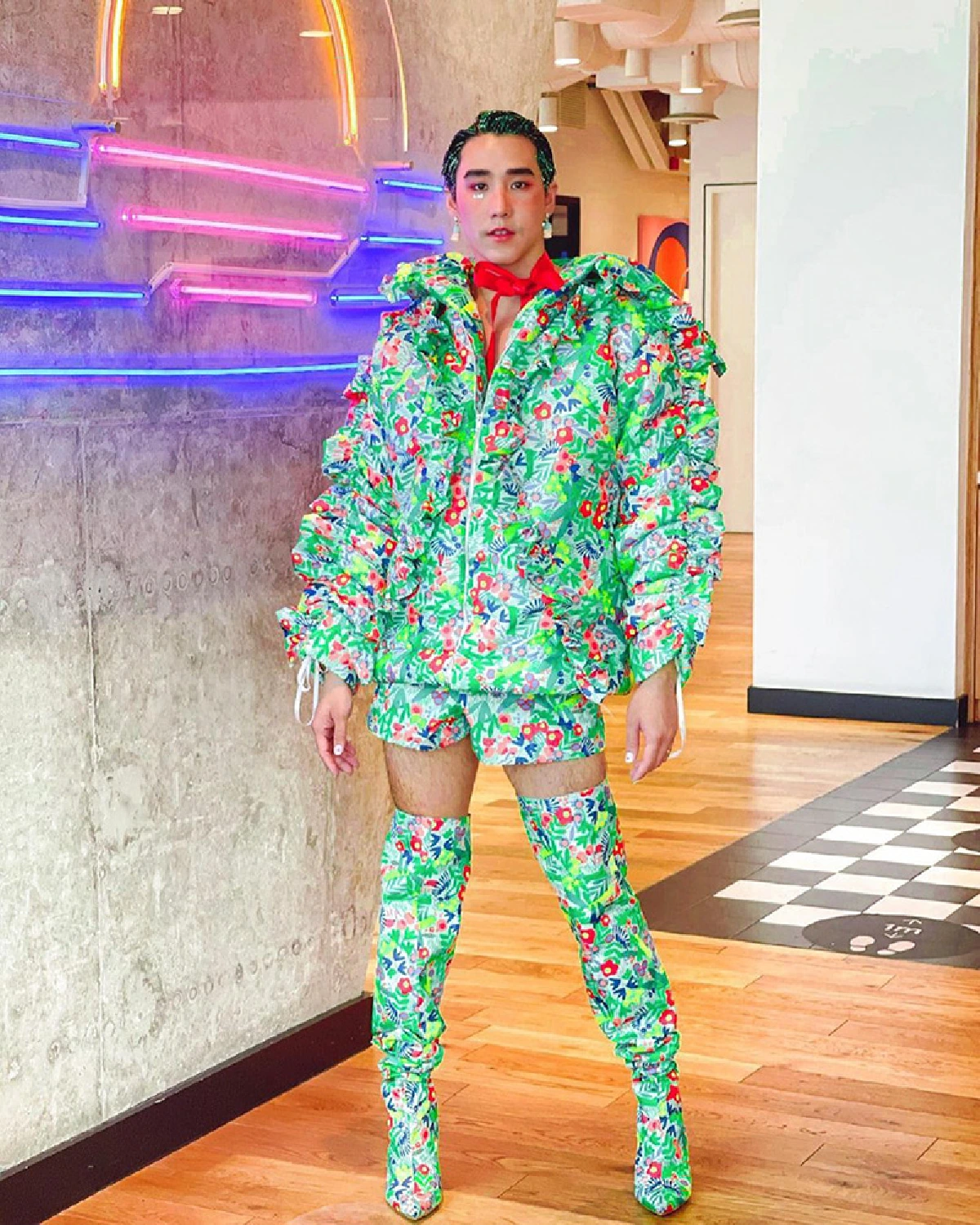 เขื่อน เคโอติก กับแฟชั่นจัดจ้าน ภูมิใจในความหลากหลายทางเพศ