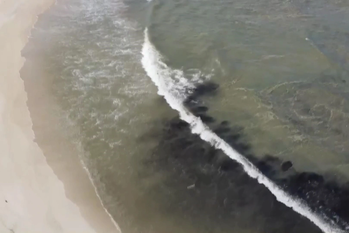 มึน!หาที่มาไม่ได้ หลายหน่วยงานร่วมตรวจก้อนน้ำมันโผล่ทะเลหัวไทร   