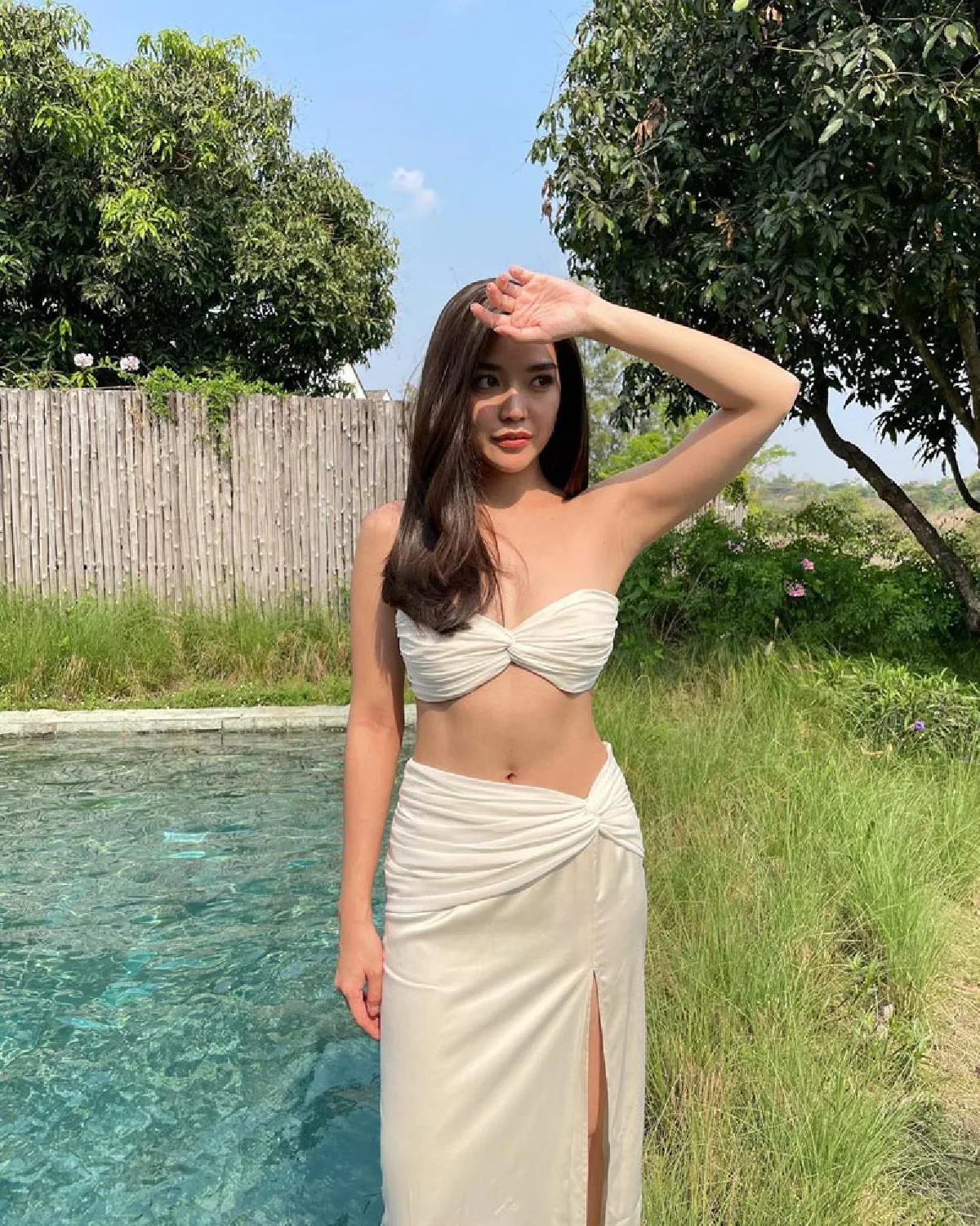 ปราง กัญญ์ณรัณ ในชุดเกาะอกสุดเซ็กซี่ อวดหุ่นสวยเป๊ะที่เขาใหญ่